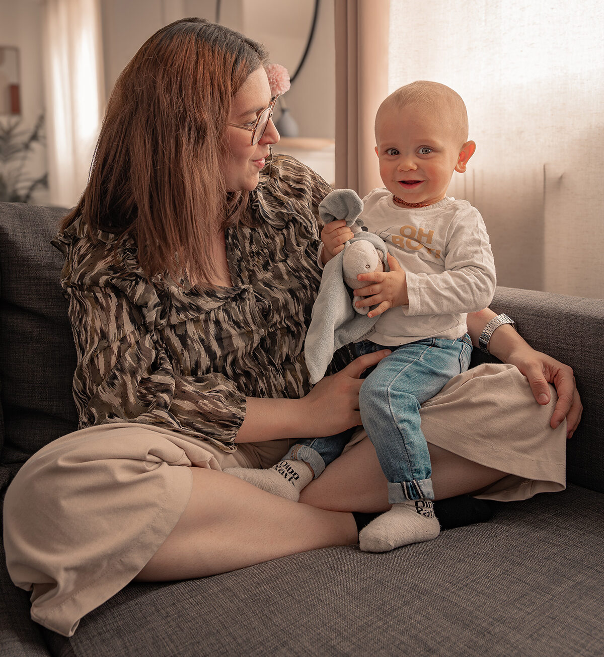 photo lifestyle de famille avec une mère et son fils à domicile