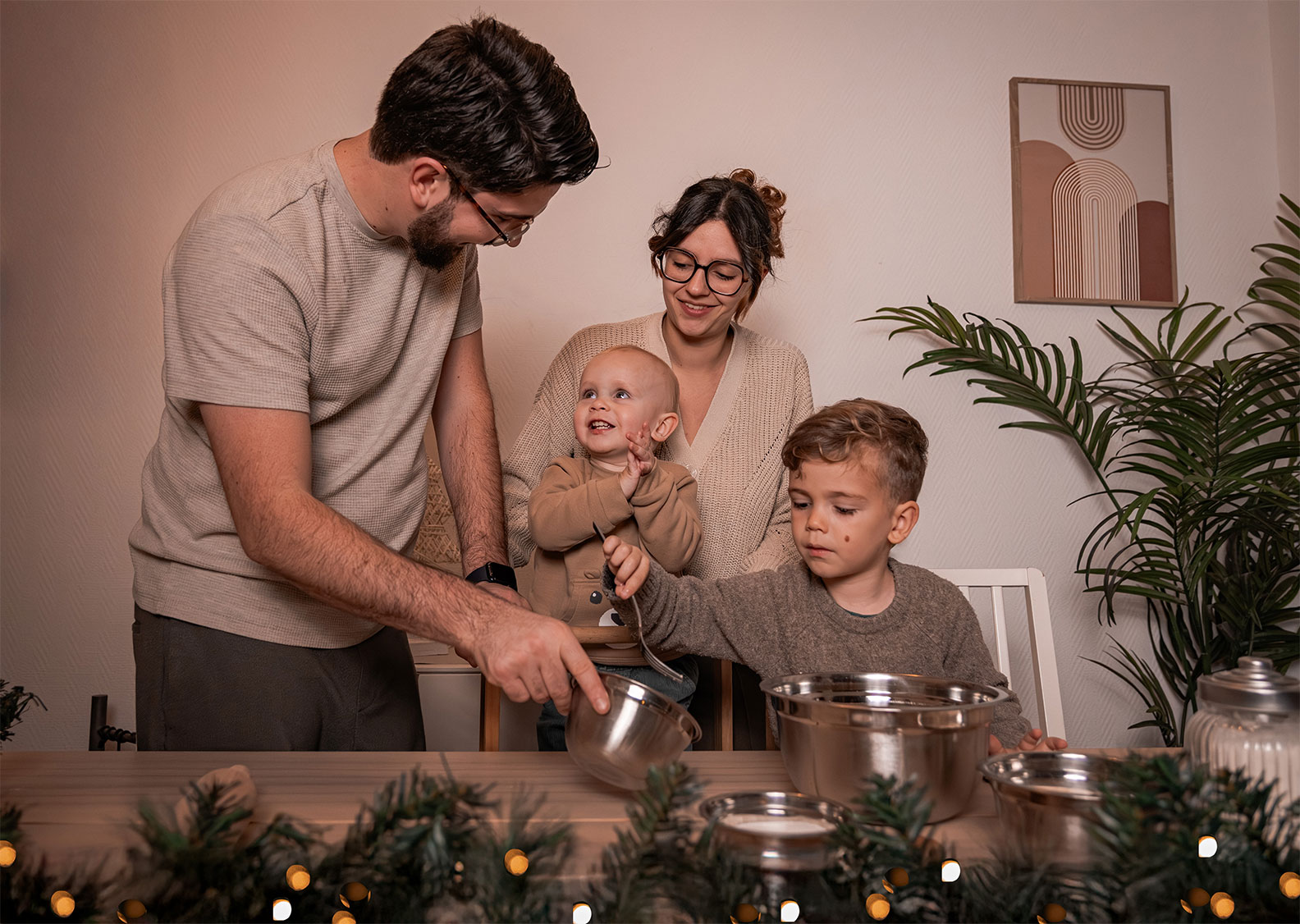 photo lifestyle d'une famille en train de cuisiner à Noël
