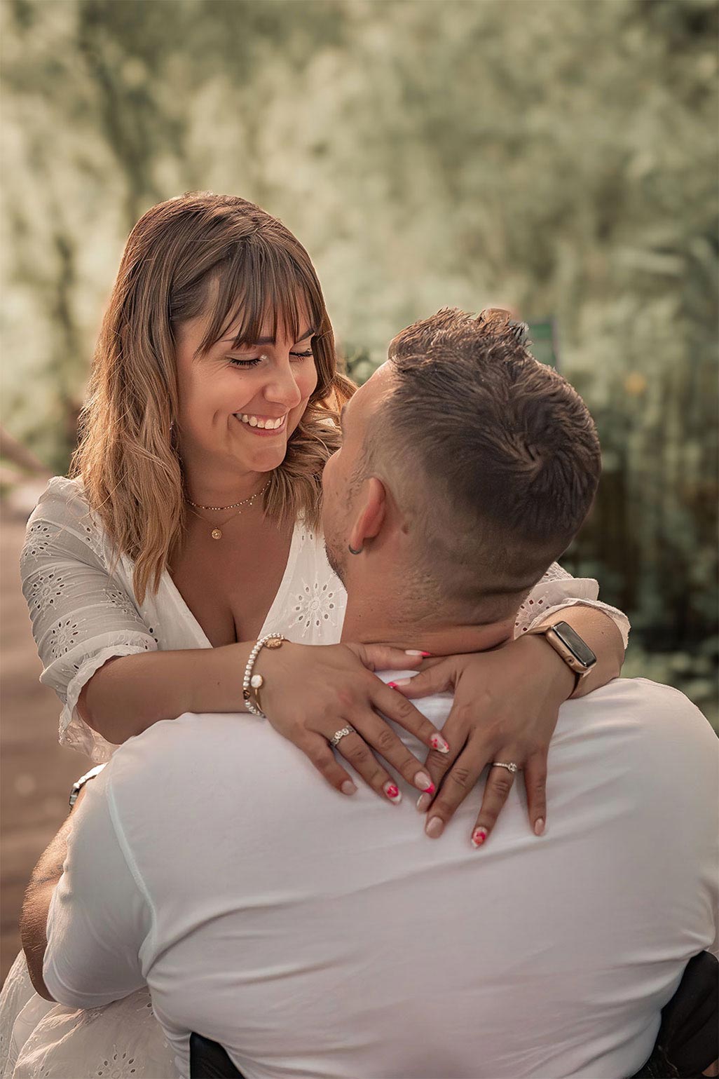 photo naturelle d'un couple amoureux dans la nature