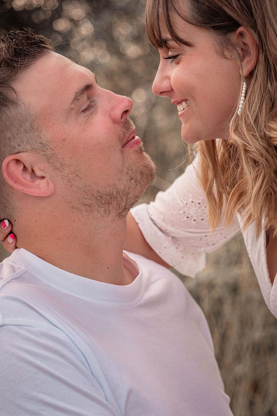 photo de couple lifestyle en extérieur dans la nature