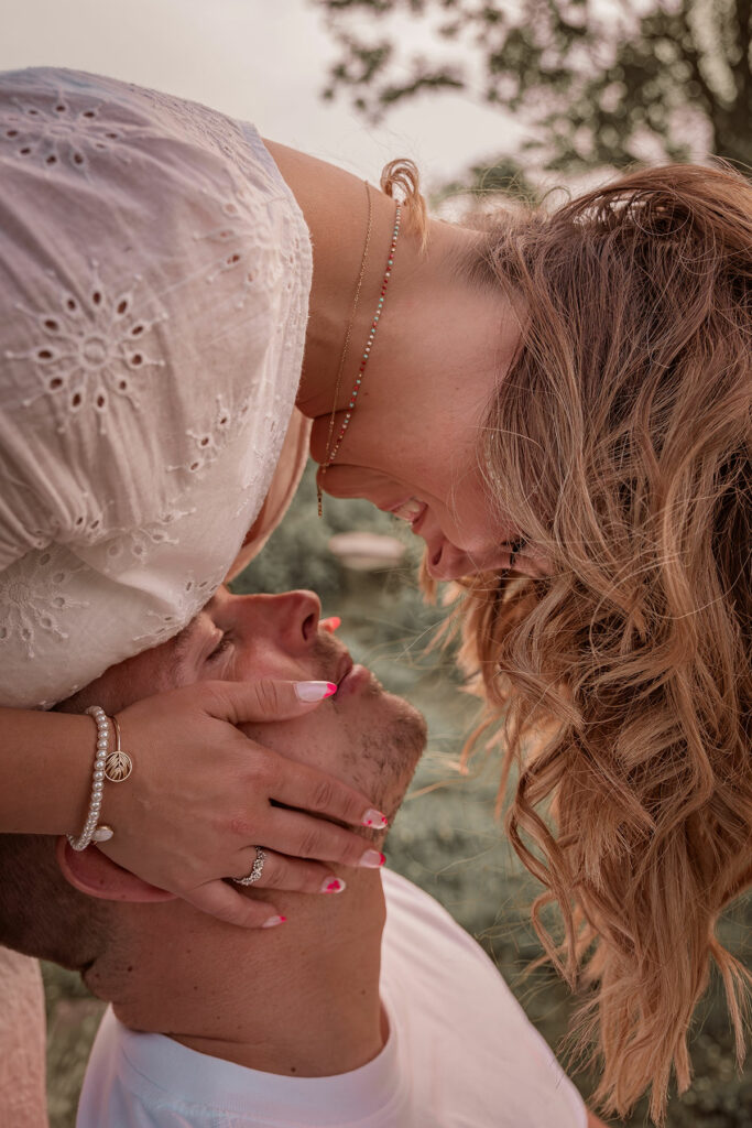 photo de couple originale d'une séance photo couple en extérieur