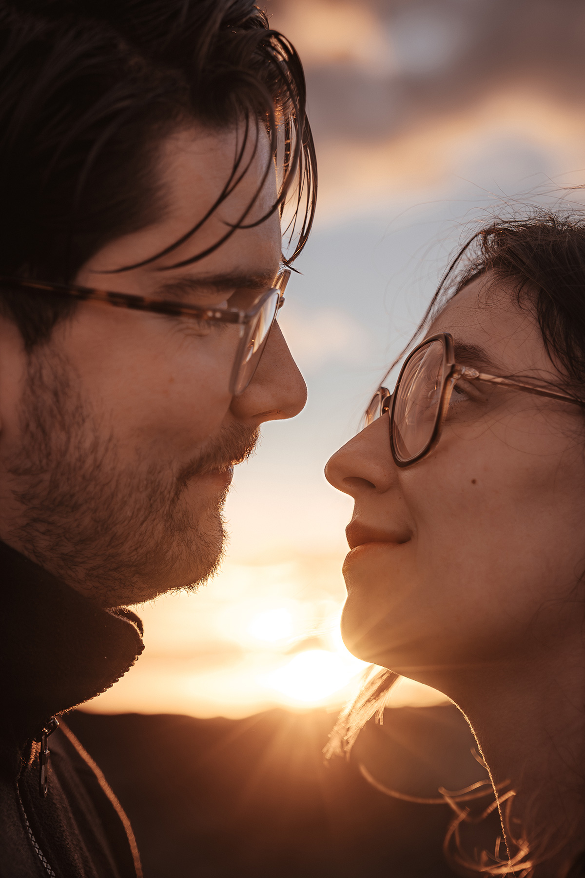 photo de couple au couché du soleil lors d'une séance photo couple
