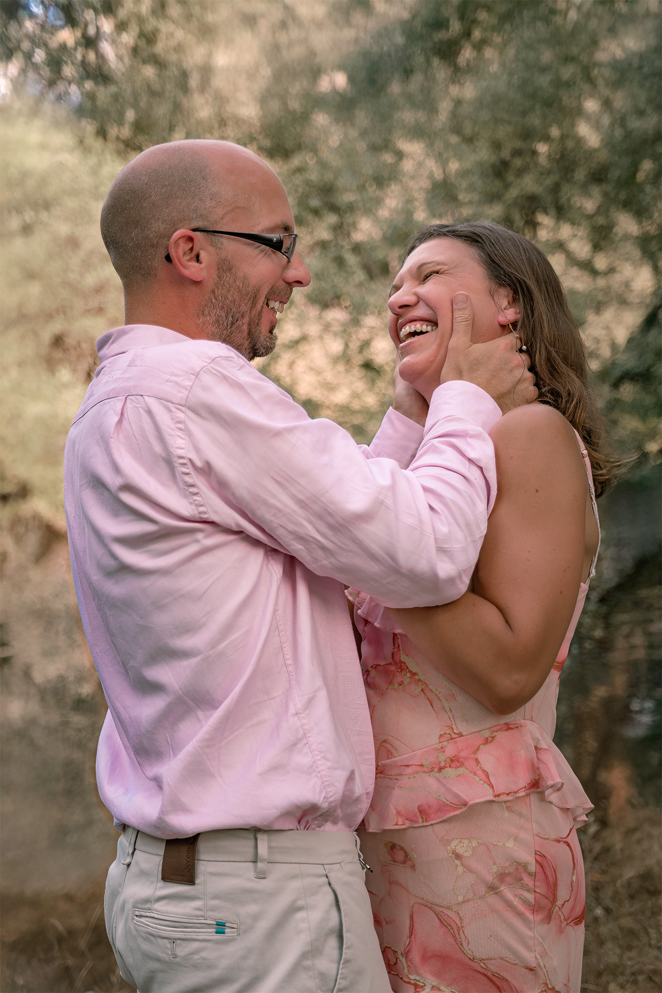 photo de couple lifestyle en extérieur pour une séance photo couple