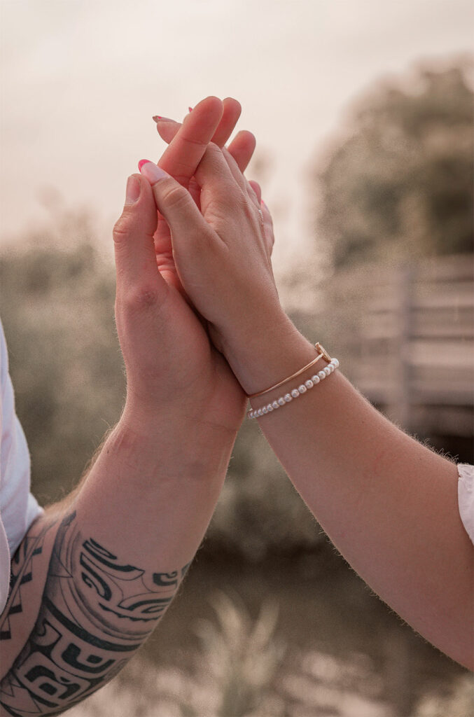 photo de couple détail sur les mains