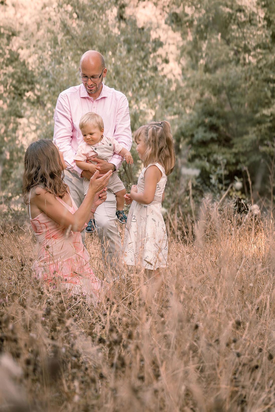photo lifestyle d'une famille dans la nature