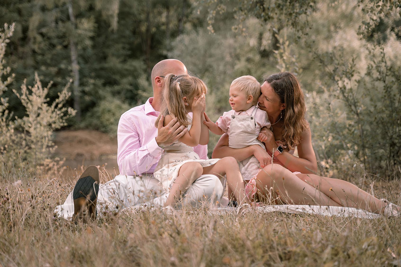 Photo naturelle d'une famille en extérieur, dans la nature pas de calais