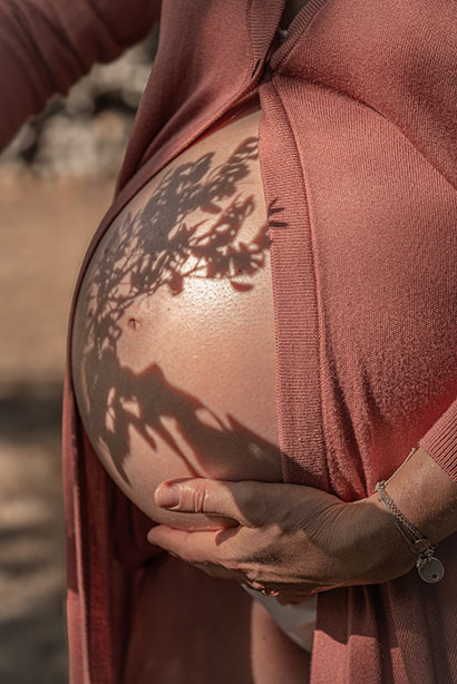 photo ventre femme enceinte lors d'une séance photo grossesse