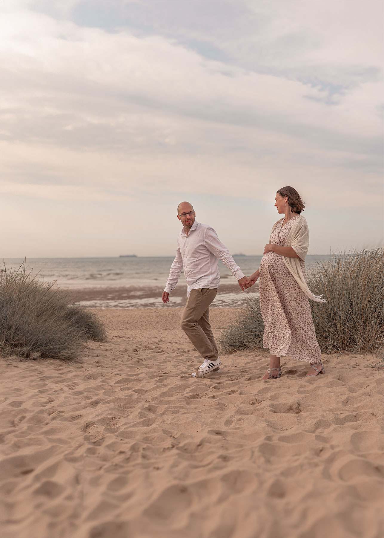 photo couple sur la plage pour une grossesse