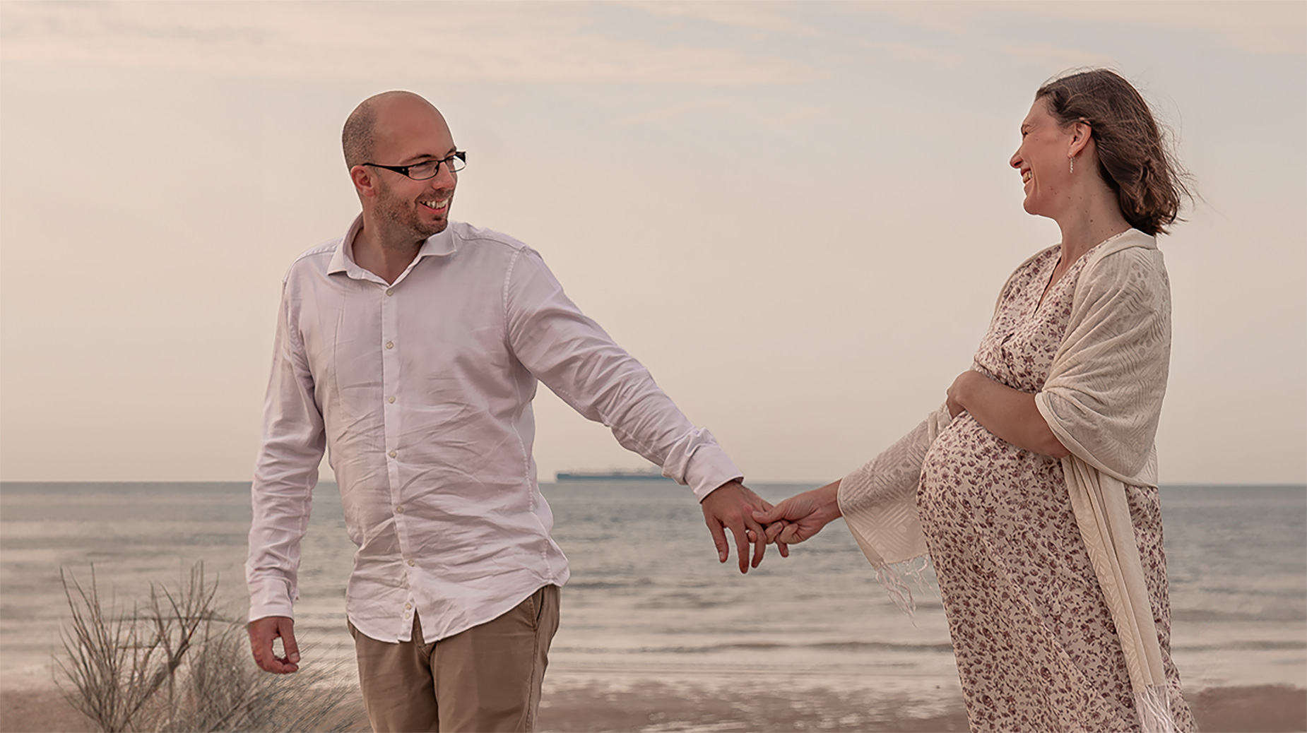 seance photo grossesse couple au couche de soleil sur la plage du pas de calais