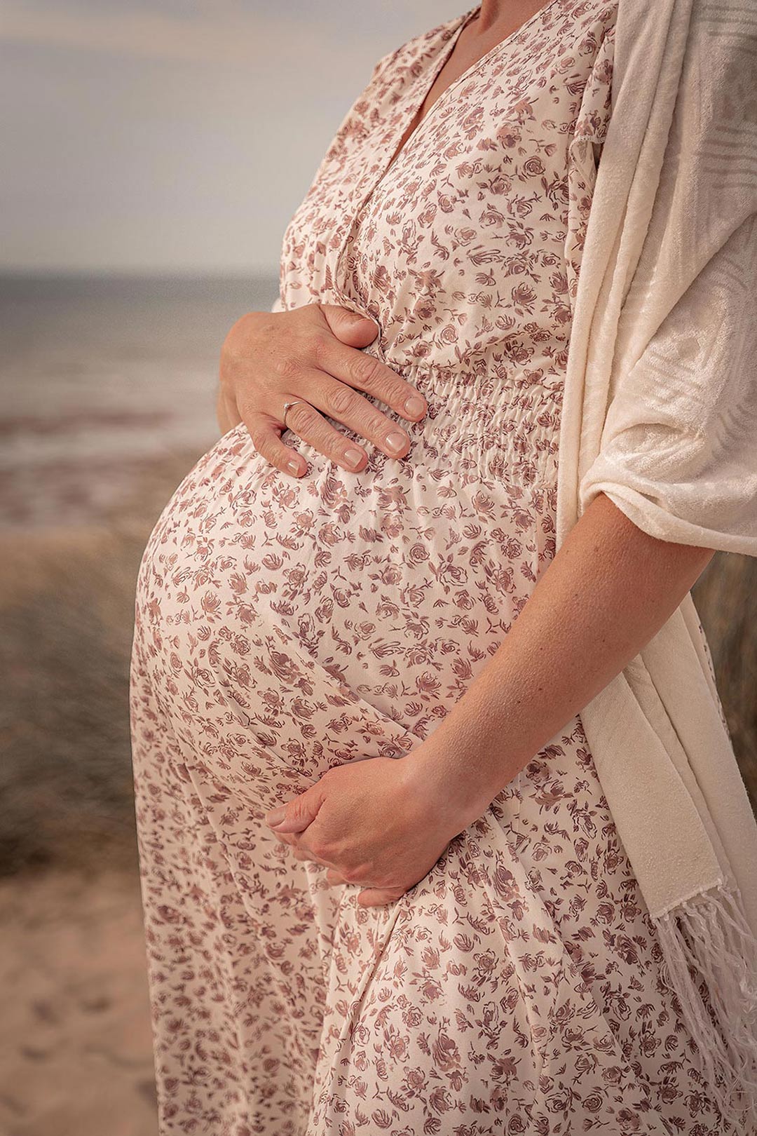 photo naturelle d'une femme enceinte sur la plage