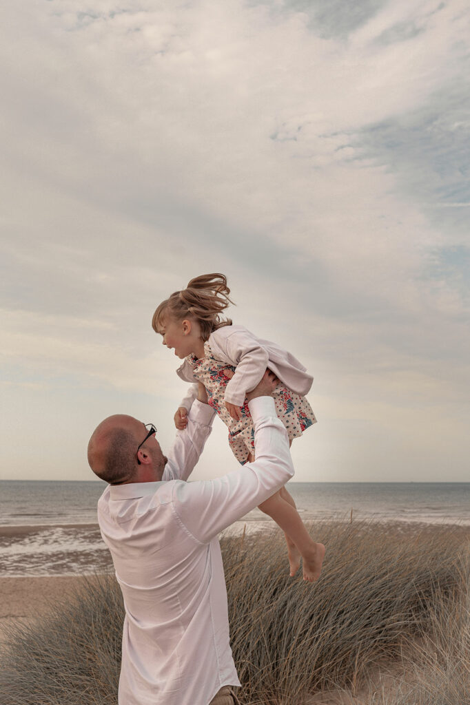 séance photo famille sur la plage au couché de soleil