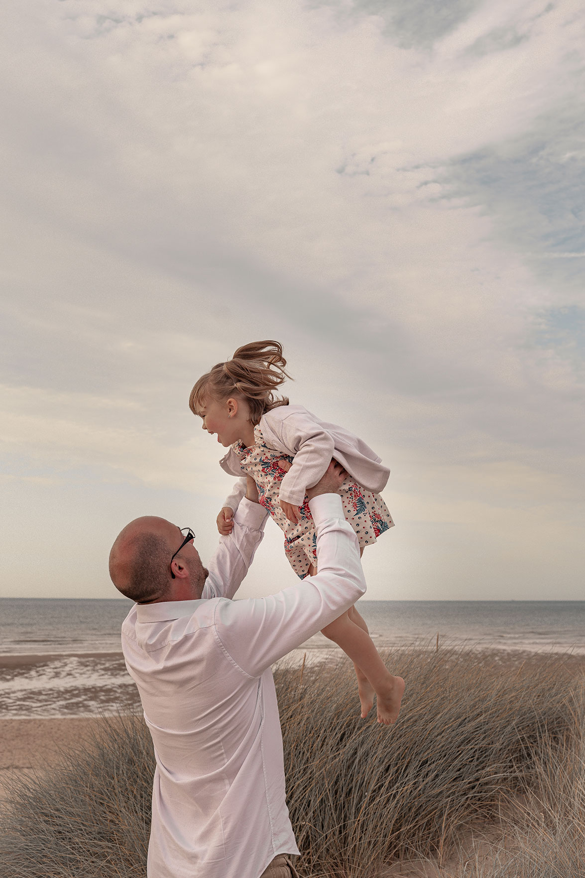 séance photo famille sur la plage au couché de soleil