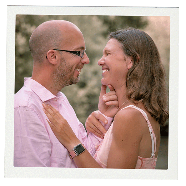 photo couple dans la nature lors d'un séance photo couple