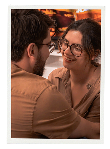 séance photo couple en intérieur au coin de la cheminée