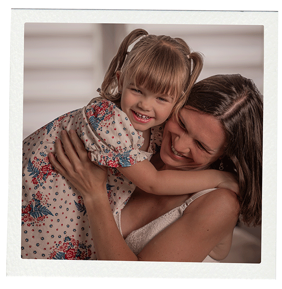 photo mère et fille lors d'une séance photo de famille à domicile